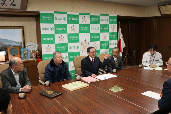 野々垣生産組合の人たちが植物防疫推進の表彰の報告を賞状と盾を持って市長に報告している様子