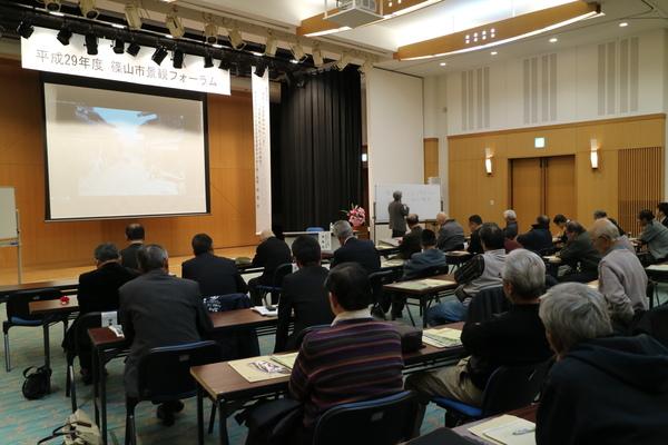 東京大学の堀繁教授が講演をしていて、座って聞いている方の後ろから見た写真