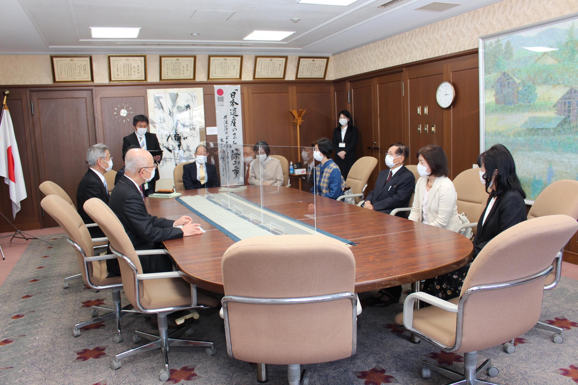 ブックサポーターの方が市長と教育長に表敬訪問のために応接室を訪れており、座って話をされている。