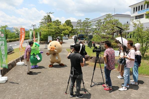 まめりん、まるいのと原田さんのやり取りをカメラや、マイクを使って撮影している写真