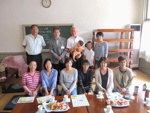 地域やグループの皆さんと懇談、意見交換をする「おでかけ市長室」に参加された方々と市長の集合写真