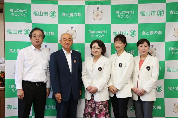 「国際ソロプチミスト篠山」の遠山会長と内藤さん、栗山さんが市長と一緒に記念撮影写真