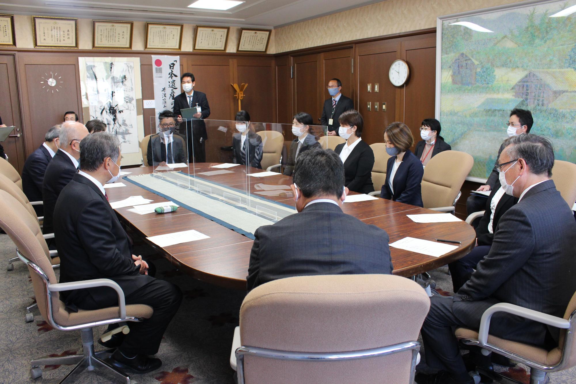 新しい地域おこし協力隊と地域再生協働員、受入れ地区の地元の方が市長を訪問している