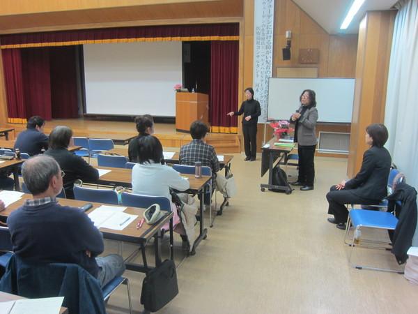 長年作業療法士をされた経験のある河本佳子さんが障がい者の福祉や医療について講演しているのを参加者が聞いている写真