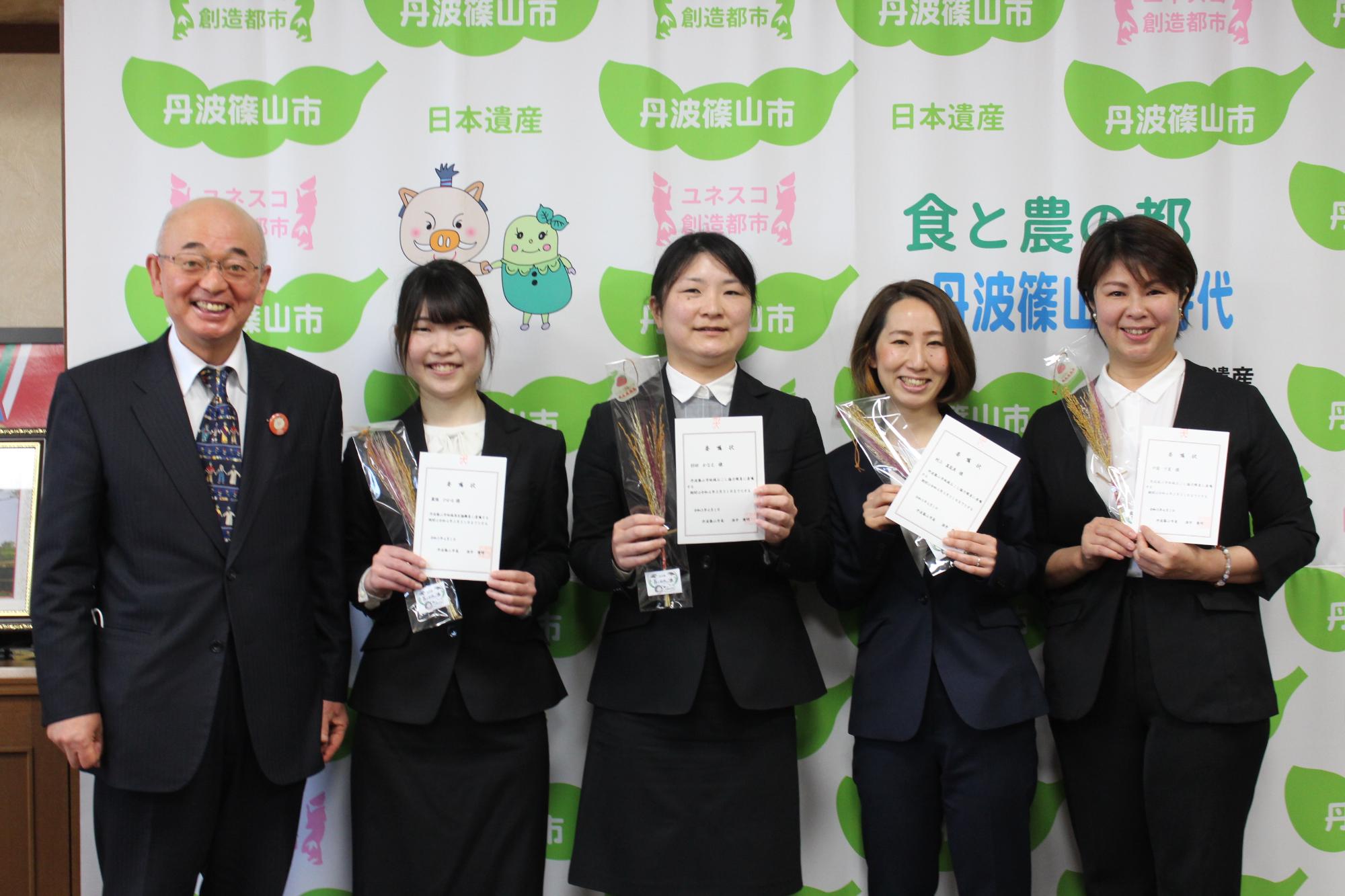 委嘱状を手に持った地域おこし協力隊、地域再生協働員の方と市長の記念撮影