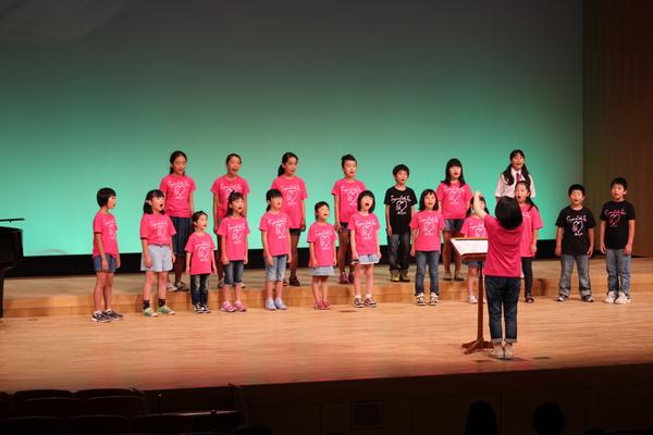 舞台で、合唱する篠山少年少女合唱団の子供たちの写真