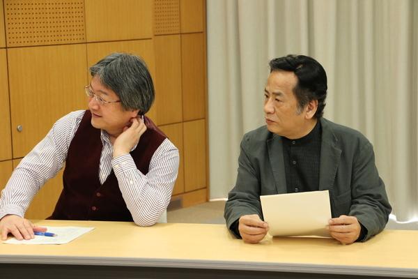ふるさと大使の畑 儀文さん、南条 好輝さんが資料を手に右側を向いて並んで座っている写真