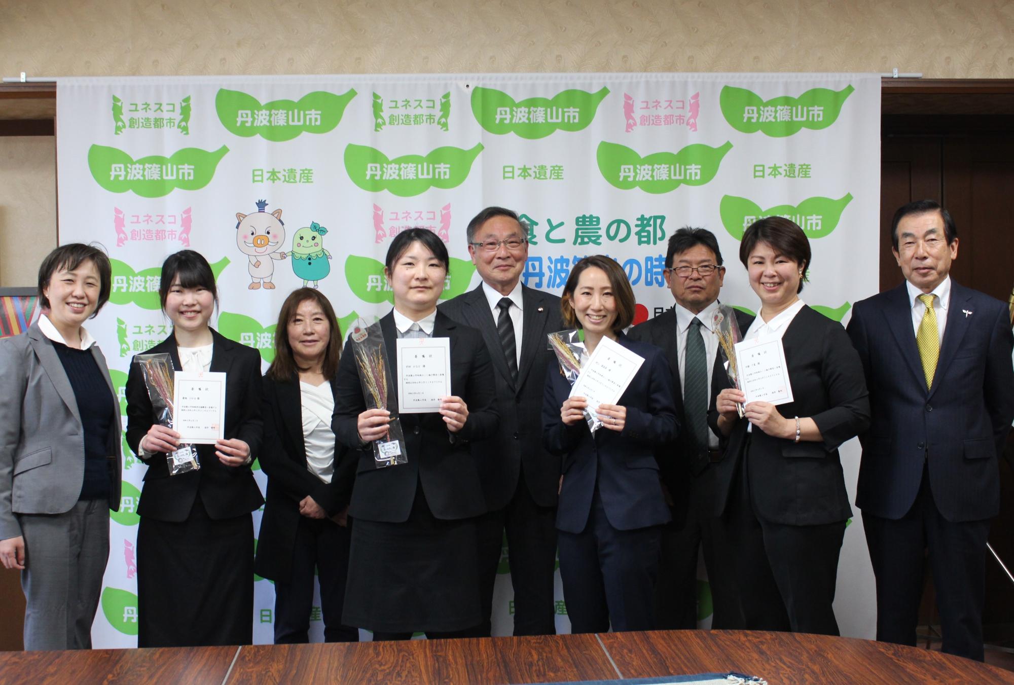 受入れ地区の方と地域おこし協力隊、地域再生協働員の方の記念撮影