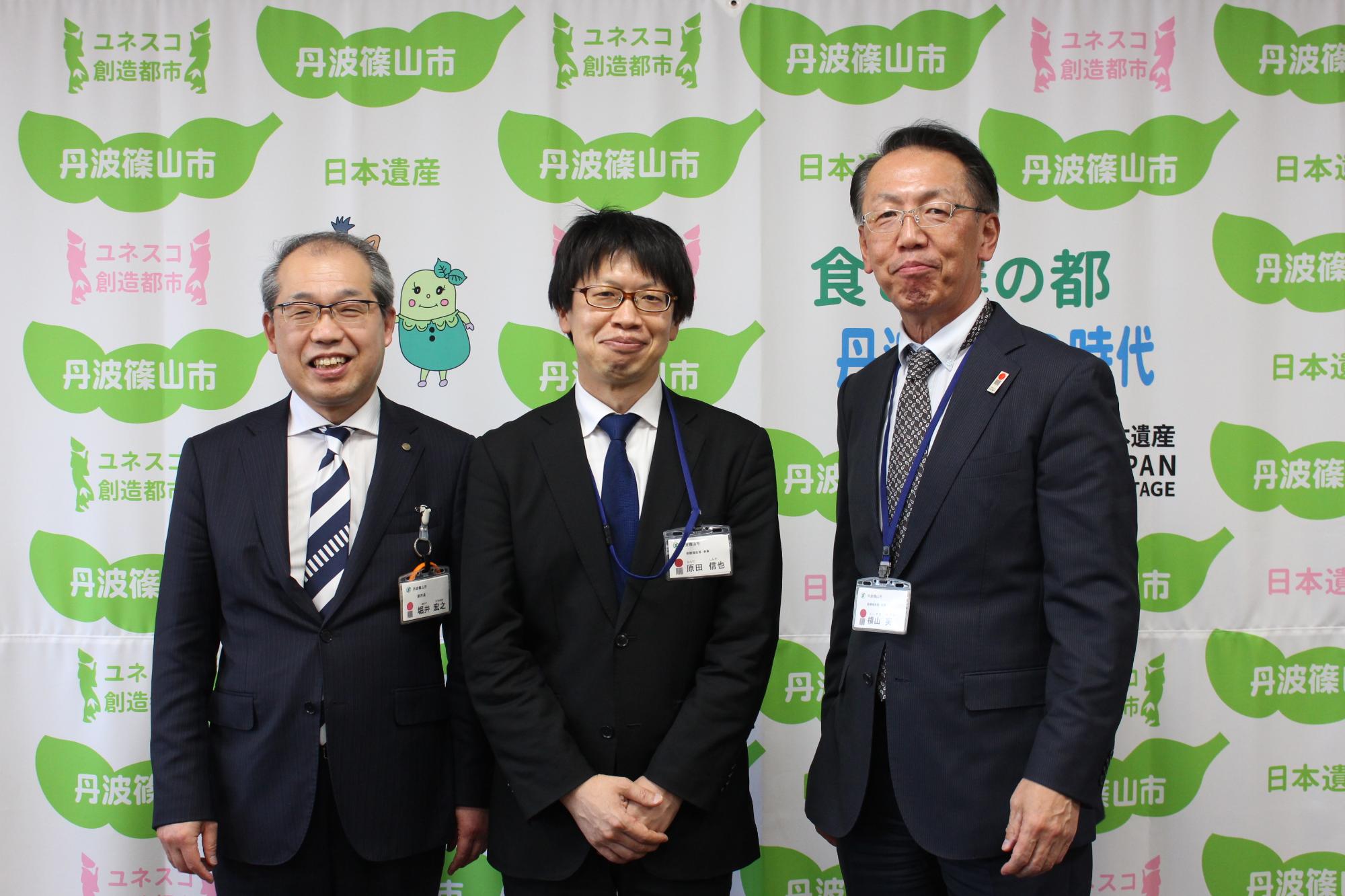 県からの派遣職員と副市長、保健福祉部長との記念撮影