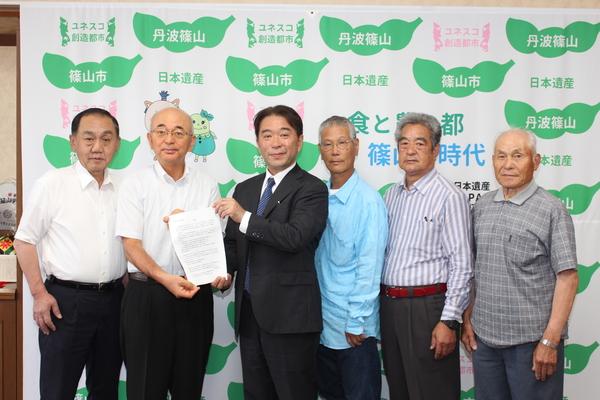 丹波篠山市場の開設を目指す有識者、林 尚司さん、市長と6人並んで映っている写真