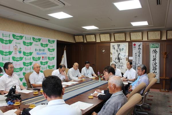 林 尚司さんと関係者、市長が会議をしている様子の写真