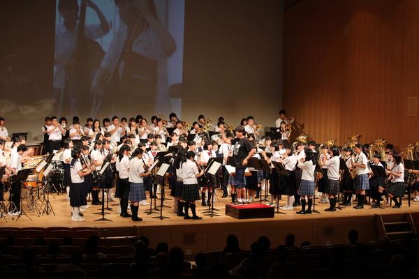 市内の中高生を指揮をする佐渡 裕さんの写真