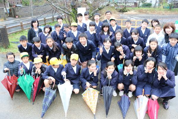 篠山小学校の子供たちと先生たちがポーズをとっている集合写真