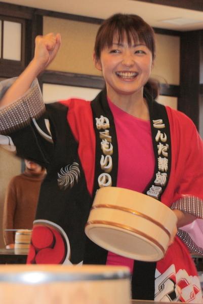 ふるさと大使の熊谷 奈美さんが右手ガッツポーズをして笑顔で写っている写真