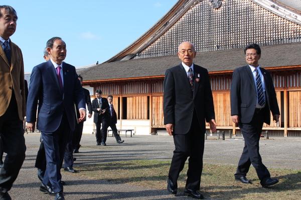 篠山城前で市長が菅官房長官に説明をしながら歩いている様子の写真