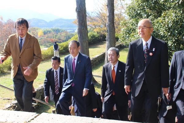 説明を受けながら階段を上っている様子の写真