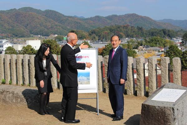 城跡の天守台で、市長が菅官房長官に篠山市の説明をしている様子の写真