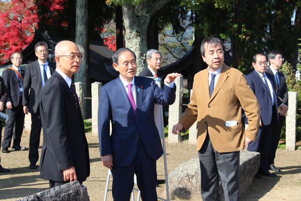 菅官房長官が市長に質問をしている様子の写真