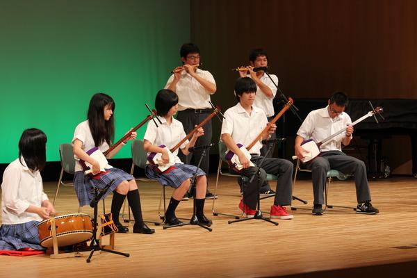篠山鳳鳴デカンショバンドの学生が、演奏している写真