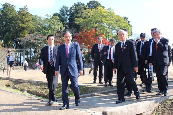 篠山城跡を菅官房長官と市長、関係者が歩いている様子の写真