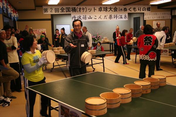 風呂桶でネットも作られていて、女性と男性が桶を持っている写真