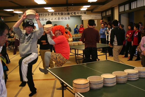 赤鬼の衣装の方と男性が桶をもって記念写真