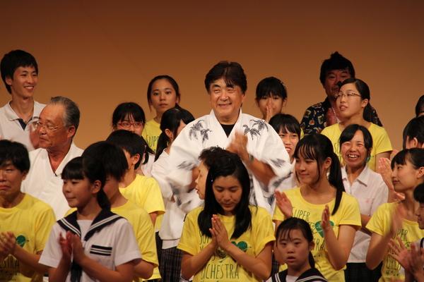 参加者全員で、手をたたきデカンショ節を歌う写真