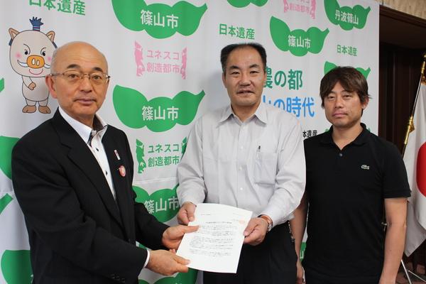 市長が篠山市旅館組合の方から書類を受け取る写真