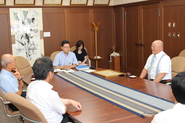 井関 道夫さんがお話されるのを市長と職員が聞いている写真