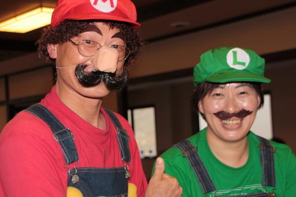 男女の部で優勝したマリオブラザーズの格好をした2名の方の写真