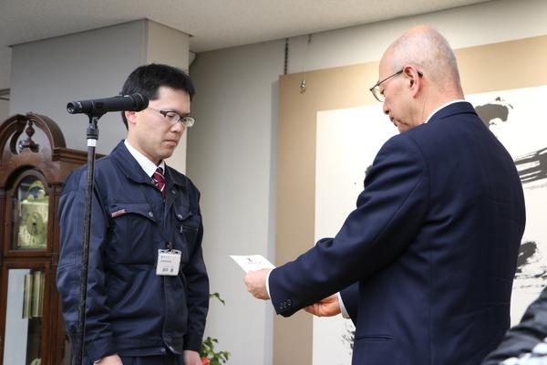 市長が田中 健さんへ辞令を渡している写真