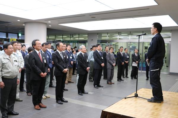 田中 健さんが挨拶をしているのを、職員が聞いている写真