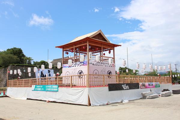 提灯が飾られるやぐらの写真