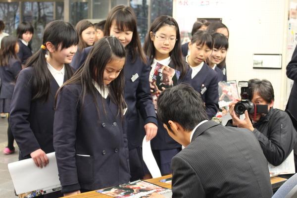 角谷 淳志（あつし）選手を映すカメラマンがいて、サイン会に並ぶ学生の写真