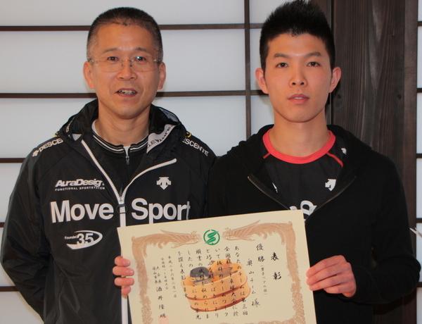 賞状を持ち笑顔で写っている男性の部で優勝した2名の方の写真