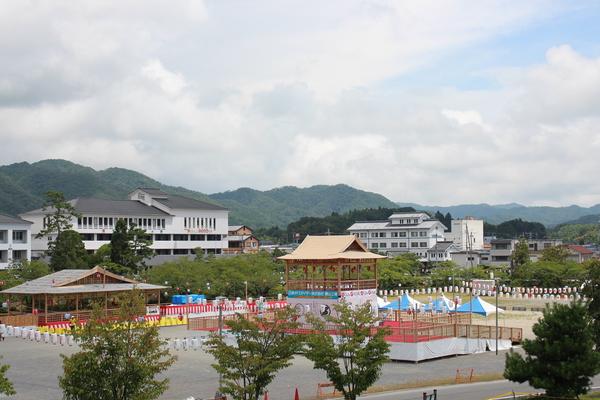 広場にテントややぐらが設置され、提灯で飾られている写真