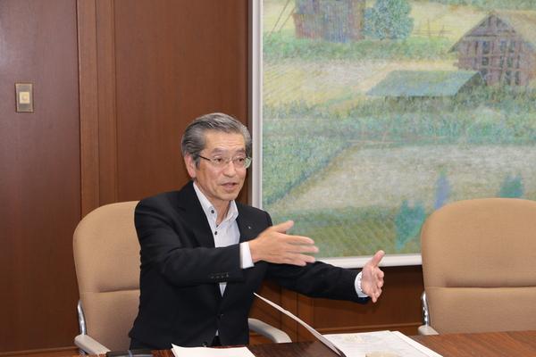 市長室にて松本 幸一さんが、身振り手振りをしながら話をしている様子の写真