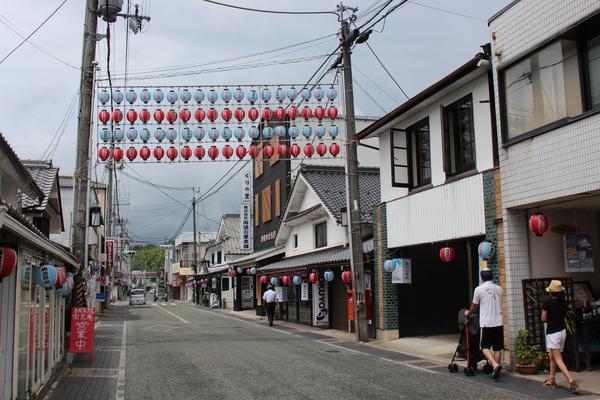 街並みに飾られる祭りの提灯の写真