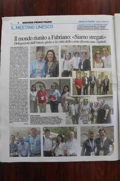 イタリアの地方新聞に市長、創造都市担当の小山さん、秘書兼通訳の小林さんの写真が載っているページの写真