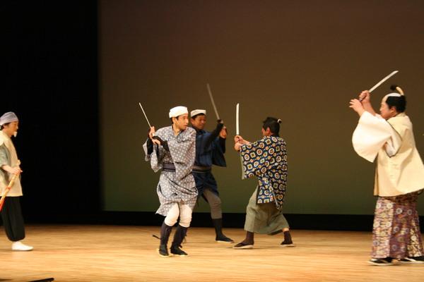 水戸黄門 の格さん、助さんがお殿様と悪役の侍と刀を持って戦っている様子の写真