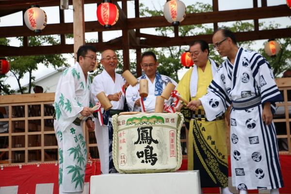 浴衣姿の市長と、男性4名にて鏡開きをしている写真