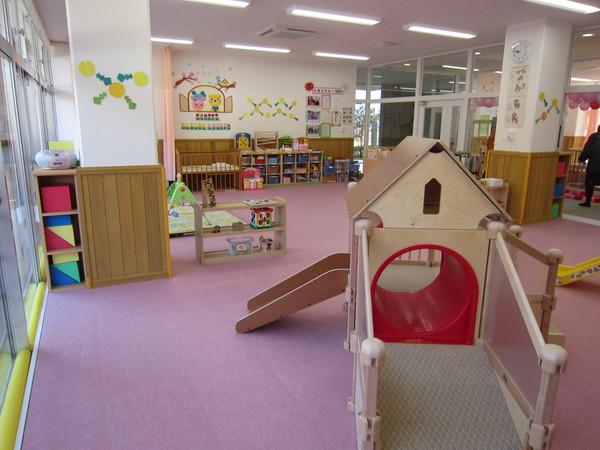 木材の遊具やおもちゃなどがあるプレイルームの写真
