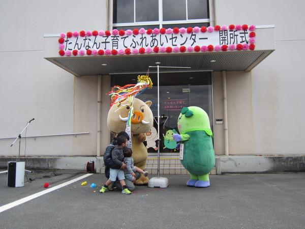 キャラクターのまるいのまめりんが親子が開いたくず玉の下にいる写真