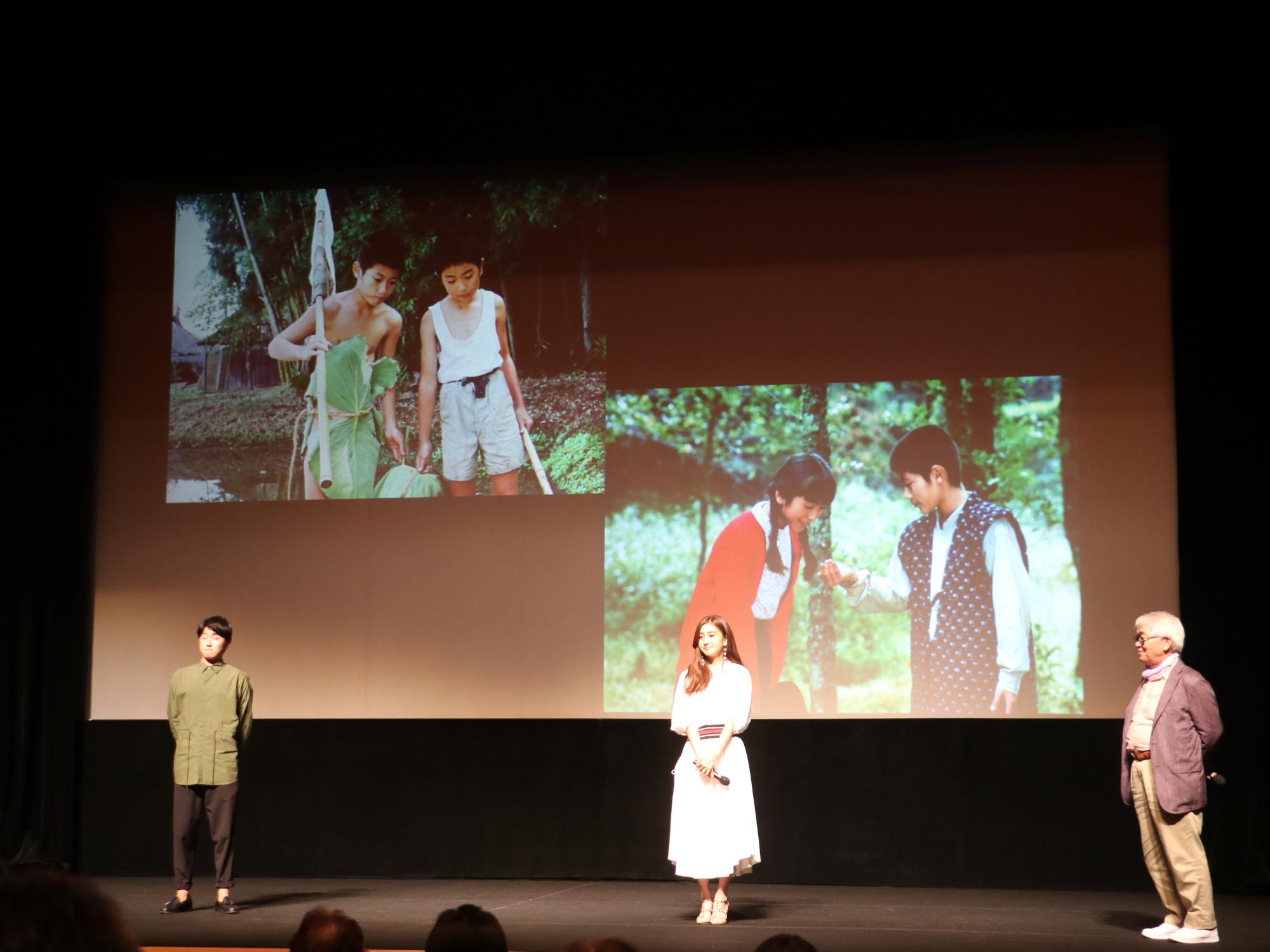 森の学校のワンシーンがスクリーンに映し出され、小谷さん、小峰さん、西垣監督が舞台に立っている