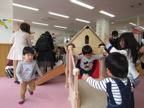 プレイルームの遊具で遊ぶ沢山の親子の写真