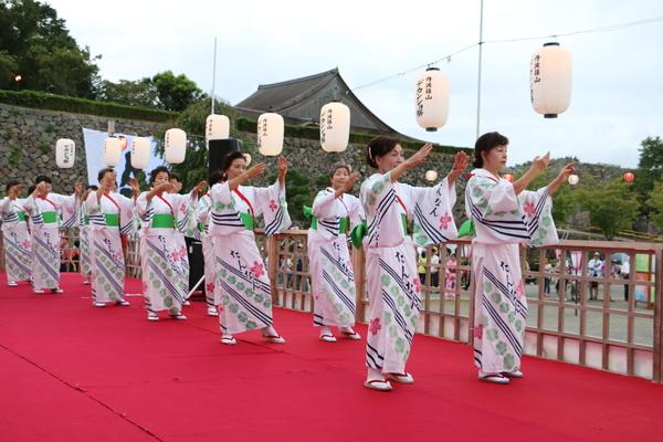 たんなんとかかれた浴衣を着て踊る女性たちの写真