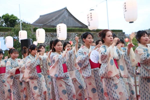 お揃いの浴衣を着て踊る女性たちの写真