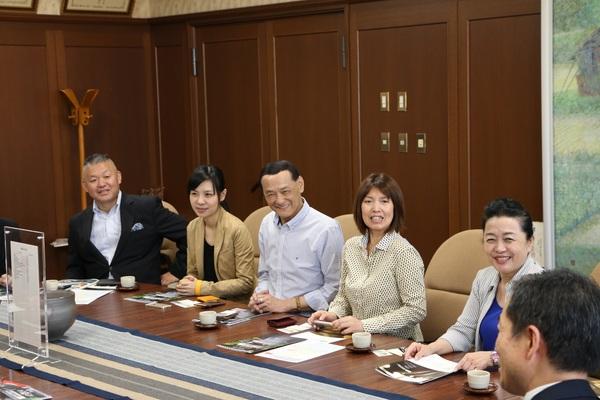 台湾から訪問されたバイヤーの皆さんが、笑顔で話を聞いている様子の写真