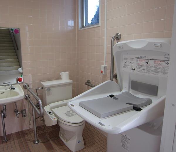 多目的トイレのおむつ交換台の写真