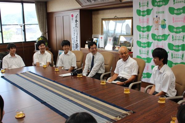 市長と篠山鳳鳴高校のかるた部の生徒が笑顔でお話ししている写真